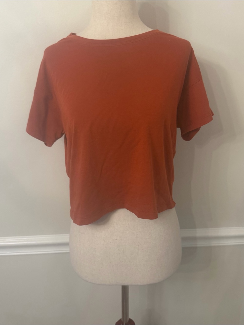 Lululemon cropped tshirt in canyon- Size 6 - Picture 2 of 6